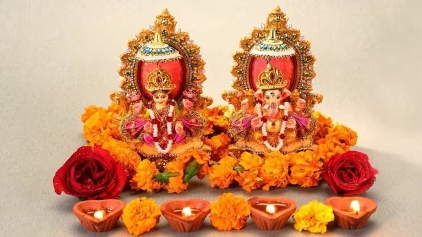 স্নান সেরে কোনও খাদ্যগ্রহণের আগে শুদ্ধ বসনে ওই পানপাতা রাখুন লক্ষ্মী ও গণেশের মূর্তি বা ছবির সামনে। তার পর ঐকান্তিক মনে নিষ্ঠা ভরে প্রার্থনা করুন সংসার ও প্রিয়জনের মঙ্গলকামনায়।