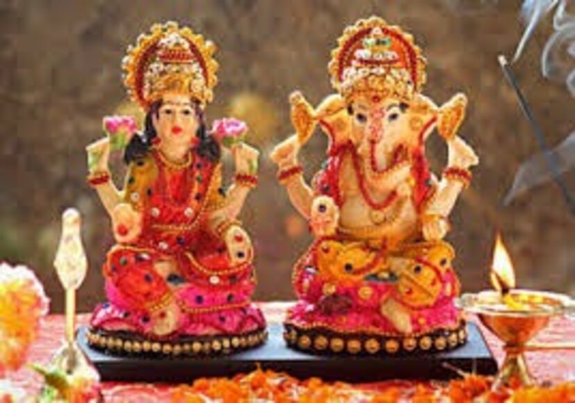 সন্ধ্যায় শুদ্ধ বসনে লক্ষ্মী ও গণেশের বিগ্রহ বা ছবির সামনে শঙ্খ বাজান। তার পর লালসুতো দিয়ে বাঁধা আতপচাল-সহ পানপাতা রাখুন আলমারির লকারে। বা যেখানে আপনি অর্থ ও অন্যান্য মূল্যবান জিনিস রাখেন, সেখানে।