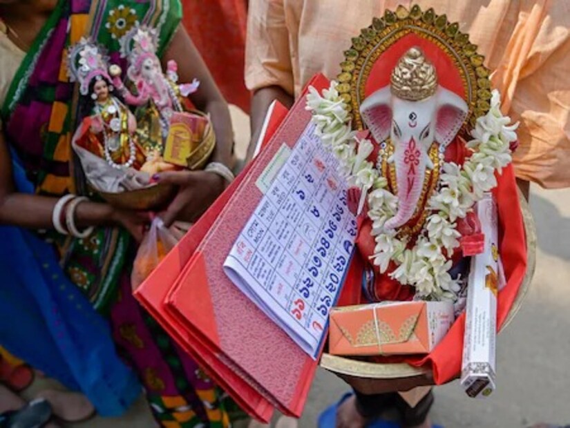 মনে করা হয় বছরের প্রথম দিন এই জ্যোতিষ টোটকা পালন করলে বছরভর সৌভাগ্য বর্ষিত হবে আপনার উপর। অর্থাভাব থাকবে না। সংসারে বজায় থাকবে সুখশান্তি।
