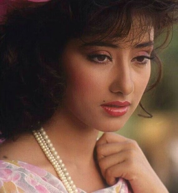 মনীষার নাম সেসিল অ্যান্টনির সঙ্গে লাইমলাইটে এসেছিল যখন তার অনেক ব্যক্তিগত ছবি সোশ্যাল মিডিয়ায় ভাইরাল হয়েছিল। কিন্তু এই সম্পর্কও বেশিদিন টেকেনি। এই সম্পর্কের ভাঙার পর অভিনেতা আরিয়ান বৈদ্যর সঙ্গে মনীষার নাম জড়ায়। কিন্তু সেটাও ভেঙে যায়।