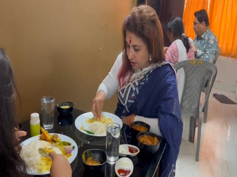 এক নাগাড়ে টানা ১৫ বছরের সাংসদ।একদিকে অভিনেত্রী অন্য দিকে বিদায়ী সাংসদ। বীরভূম জুড়েই তাঁর ফ্যান-ফলোয়ার শুধু নয়, ভালবাসার অসংখ্য মানুষ ছড়িয়ে ছিটিয়ে আছে। এমনকী বিরোধী রাজনৈতিক নেতা নেত্রীরা তাঁর কর্মপদ্ধতির স্বচ্ছতা ও সততার ভূয়সী প্রশংসা করেন প্রকাশ্যেই। এবার তিনিই নির্বাচনী প্রচারে অভিনবত্ব আনতে লালমাটির বাসিন্দা সাধারণ তৃণমূলকর্মী ও সমর্থকদের নিয়েই 'বীরভূমকে ভালবেসে' থিম ভিডিও তৈরি করেছেন।এর পরেই তার ফ্যান-ফলোয়ার আরও বৃদ্ধি পেয়েছে।তবে এই তীব্র গরমে অভিনেত্রী এবং প্রার্থী কী খাওয়া দাওয়া করছেন খোঁজ নিয়েছি আমরা।