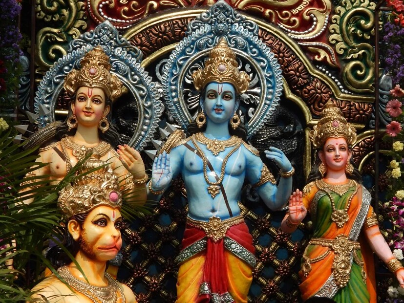 এই তিথিতে রামসীতা এবং লক্ষ্মণের ছবি বা বিগ্রহে অর্পণ করুন কমলা বা লালরঙের ওড়না এবং কমলা রঙের সিঁদুর৷