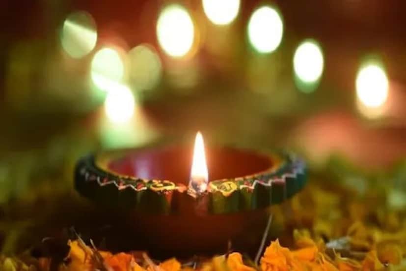 একটি পিতলের থালায় প্রজ্বলন করুন গাওয়া ঘিয়ের ৯ টি প্রদীপ৷ রামনবমী পুজোর শেষে লালকাপড়ে ১১ টি কড়ি বাঁধুন কালো সুতোয়৷ তার পর সেটি রাখুন আলমারিতে৷ কোনওদিন ধনসম্পদের অভাব হবে না৷