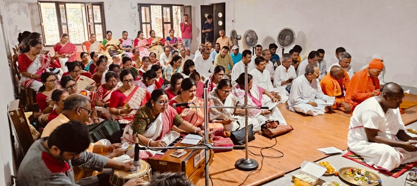 রাজ্যের নানা জায়গার পাশাপাশি মিছিল বের হয় শিলিগুড়ি শহরেও। তার আগে রামনবমী উপলক্ষে এখানকার বাজারে কেনাকাটার ধুম লেগেছে।