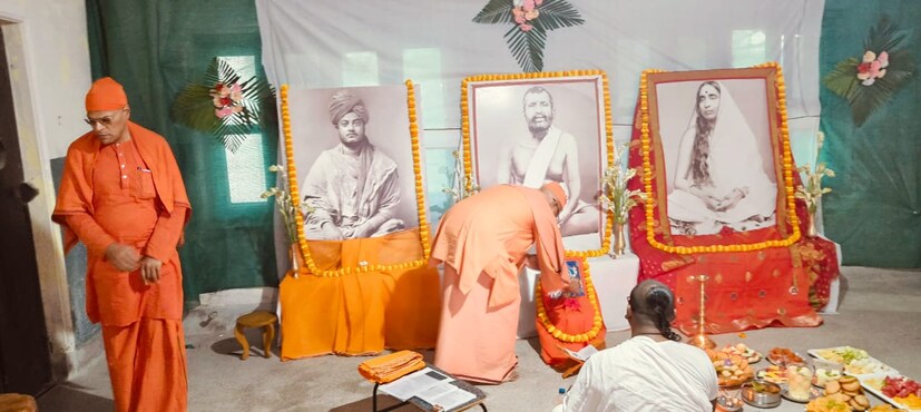 আজ রামনবমী অনুষ্ঠানের আকর্ষণ ছিলো, বৈদিক মন্ত্রপাঠ, ভজন, রামনাম- সংকীর্তন,  নির্দেশিত ধ্যান ও সন্ধ্যারতি।