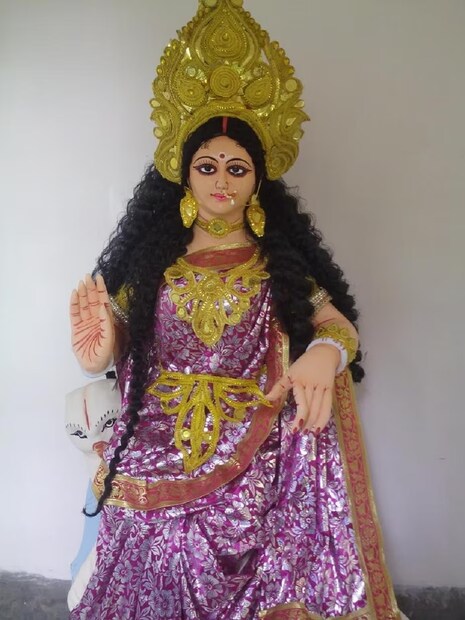 ধূপ ও প্রদীপ দিয়ে আরতি করুন৷ মন্ত্রপাঠে পুজো সমাপনে অবশ্যই হাতে ধানদূর্বা নিয়ে মা লক্ষ্মীর ব্রতকথা ও পাঁচালি পাঠ করুন৷ অনেকে সন্ধ্যাবেলাও পাঁচালি পাঠ করেন৷ তাহলে কিন্তু সন্ধ্যা পর্যন্ত উপবাস রাখতে হবে৷ তার পর প্রসাদ গ্রহণ করে উপবাস ভঙ্গ করতে পারবেন৷