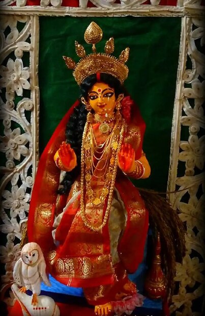 স্নান সেরে শুদ্ধ বসনে মা লক্ষ্মীর আসনের সামনে বসুন৷ স্বস্তিকচিহ্ন এঁকে ঘটস্থাপন করুন৷ ঘটে আম্রপল্লব দিন৷ পল্লবে যেন বিজোড় সংখ্যক পাতা থাকে৷ ঘটে যে কোনও একটি ফল, পানপাতা ও হরিতকি দিন৷ সেগুলিতে সিঁদুরের ফোঁটা দিন৷