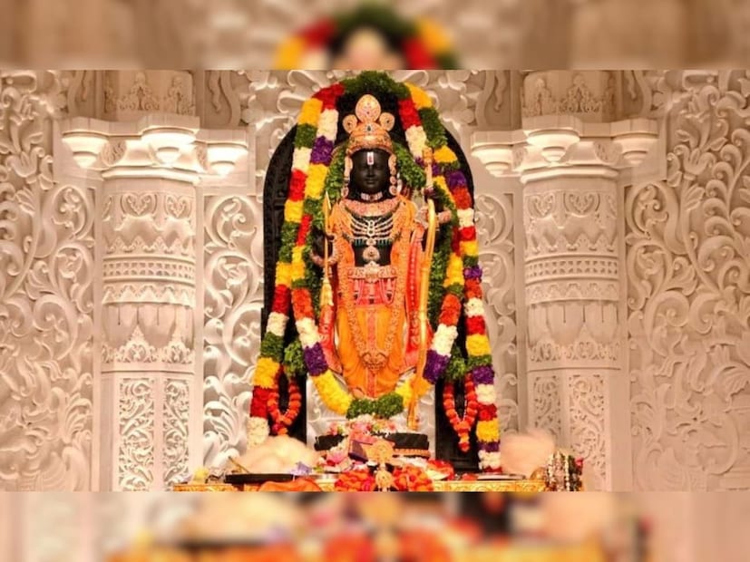 সূর্যবংশীয় রামচন্দ্রকে অর্পণ করুন পদ্ম বা যে কোনও লালফুল। তাঁকে দিতে পারেন টকটকে লাল অশোকফুলও। হলুদফুলও দিতে পারেন তাঁকে।