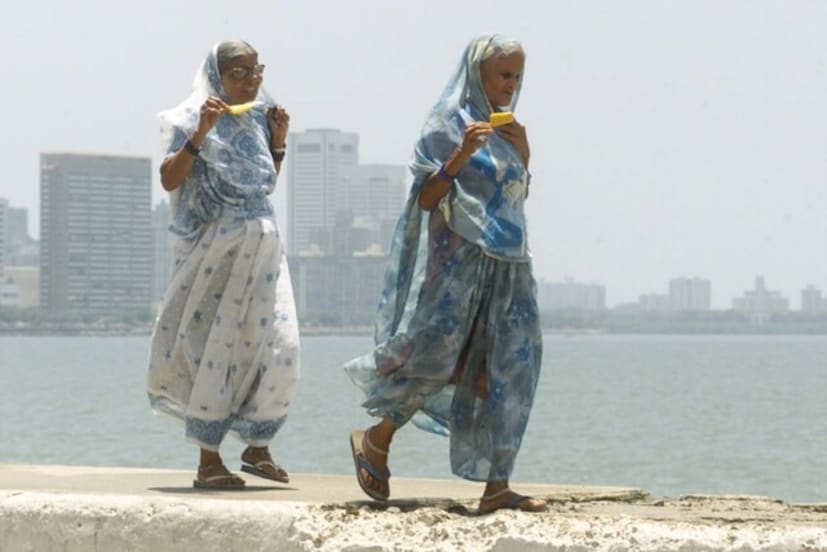 একটুর জন্য চল্লিশী তালিকায় ঢোকেনি কলকাতার নাম। শহরে বৃহস্পতিবার সর্বোচ্চ তাপমাত্রা ছিল ৩৯.৭ ডিগ্রি সেলসিয়াস। স্বাভাবিকের তুলনায় ৪.১ ডিগ্রি সেলসিয়াস বেশি। দমদমের সর্বোচ্চ তাপমাত্রা ছিল ৩৯.৬ ডিগ্রি সেলসিয়াস।