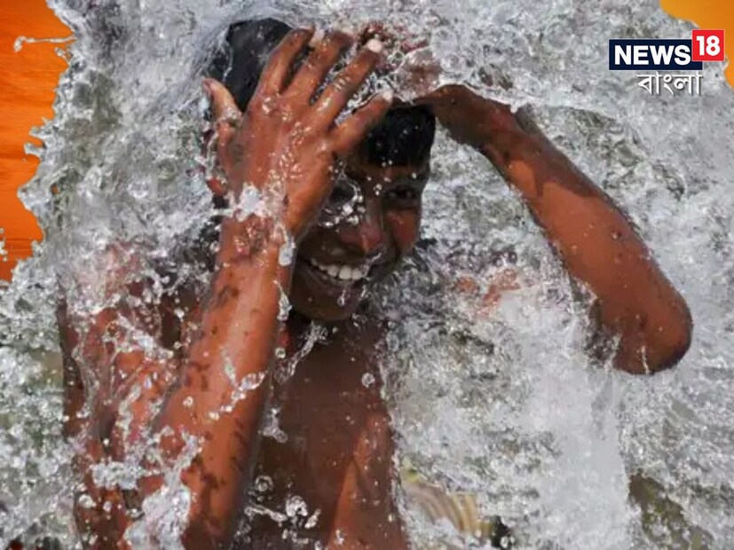 লাফিয়ে লাফিয়ে ক্রমশই বাড়ছে তাপমাত্রার পারদ।‌ চাঁদি ফাটা গরমে হাঁসফাঁস হাল বঙ্গবাসীর। উত্তরে বৃষ্টি চললেও কোনওভাবেই স্বস্তি পাচ্ছে না দক্ষিণের মানুষ।