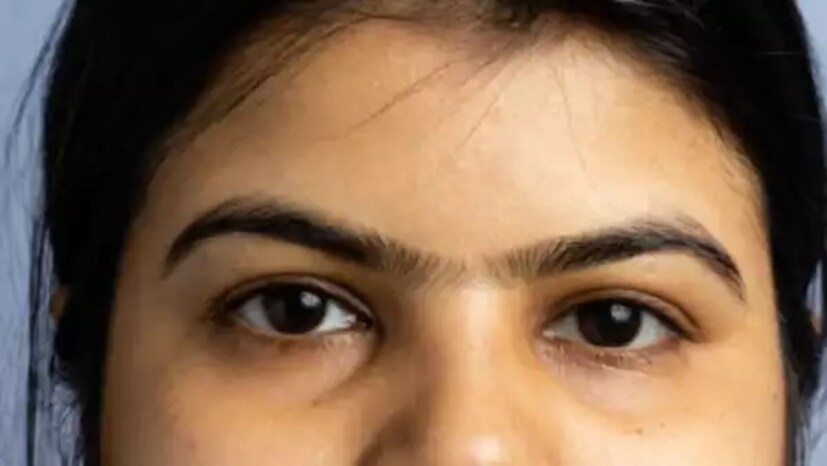 জোড়া ভ্রু- সমাজ আপনার থেকে কী চায় না চায়, সেসব নিয়ে আপনি চিন্তিত নন। আপনার ব্যক্তিত্ব খুবই অনন্য। আকর্ষণীয় মনের অধিকারী আপনি। প্রাণবন্ত কল্পনার অধিকারী। আপনি নিজেকে একদম খাঁটি রূপে প্রকাশ করতে পছন্দ করেন, তা সে পোশাকে হোক, ঘর সাজানোয় হোক অথবা পেশা বেছে নেওয়ার মধ্যে দিয়েই হোক। 