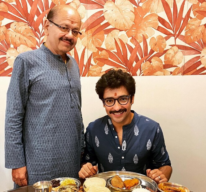 তারপরেই শুরু হয় এলাহী খানাপিনা। বাঙালিদের তেলে-ঝোলে মাছ, মাংস, ডিম, রকমারি সব্জি, আরও কত কী খাওয়ানো হয়। জামাইদের মুখে এক গ্রাস তুলে দেন শাশুড়ি-শ্বশুররা।