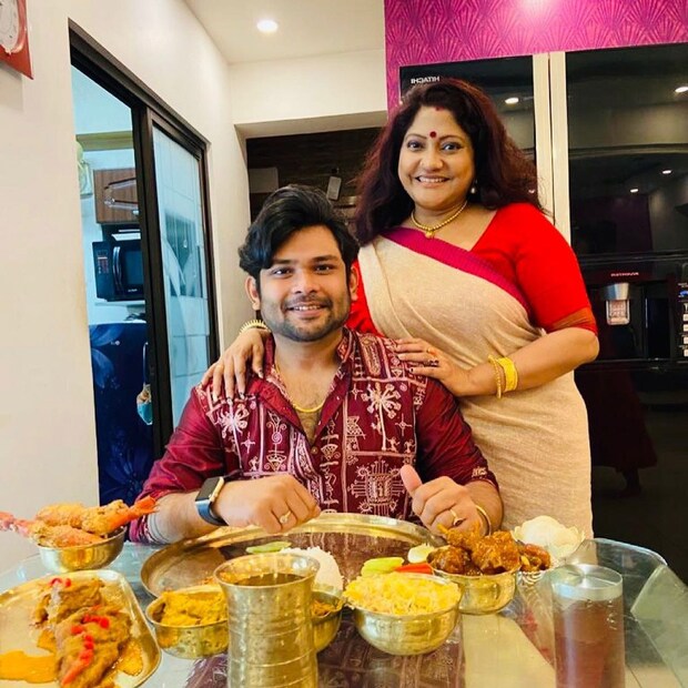 জামাইষষ্ঠীর দিন ষষ্ঠী দেবীর পুজো করা হয়। জামাইদের আদর-যত্ন করা হয়। মাথায় ধান-দূর্বা দিয়ে আশীর্বাদ করা হয়। ফল-মিষ্টি খাইয়ে কিছু উপহার দেওয়া হয় মেয়ের স্বামীদের।