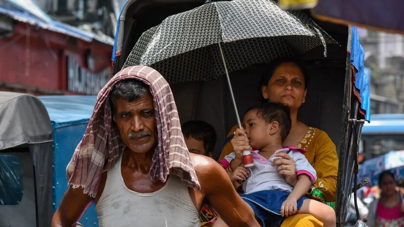 শরীরে জলের চাহিদা তৈরি হওয়ার আগেই অর্থাৎ পিপাসা পাওয়ার আগেই বেশি করে জল খেতে হবে। তার সঙ্গে আঙুর, তরমুজ, এই ধরনের ফল খেতে হবে। ভাল করে স্নান করতে হবে।