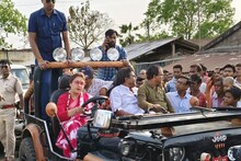 স্টিয়ারিং হাতে অভিনেত্রী শতাব্দী রায়,সিনেমার শ্যুটিং নয়,ভোটের প্রচারে এই দৃশ্য