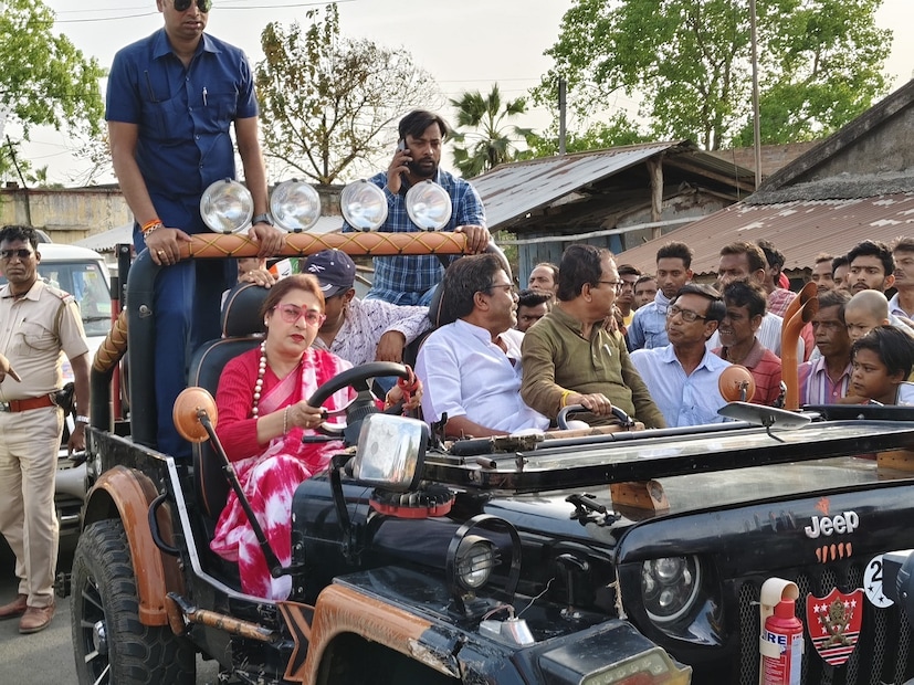 রাজনৈতিক ময়দানে এবং রাজনৈতিক যুদ্ধে কেউ কাউকে এক চুল জায়গা ছেড়ে দিতে নারাজ। সকাল থেকে রাত্রি পর্যন্ত বিভিন্ন রাজনৈতিক দল বিভিন্নভাবে বিভিন্ন আঙ্গিকে তাদের প্রচার কর্ম চালাচ্ছেন।