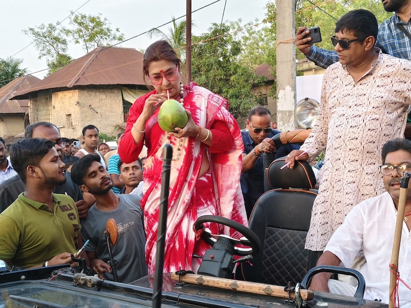 সেখানে গায়কদের সঙ্গে এলাকার মানুষদের গান শোনাচ্ছেন প্রার্থী নিজেও। আবার অন্যদিকে এক অন্য রূপে দেখা গেল বীরভূম জেলার তৃণমূল কংগ্রেস প্রার্থী শতাব্দী রায়কে। যেখানে হুডখোলা গাড়িতে গাড়ির স্টিয়ারিং হাতে অভিনেত্রী। নিজেই গাড়ি ড্রাইভ করে এলাকার বিভিন্ন গ্রামে গ্রামে ঘুরে বেড়ালেন।