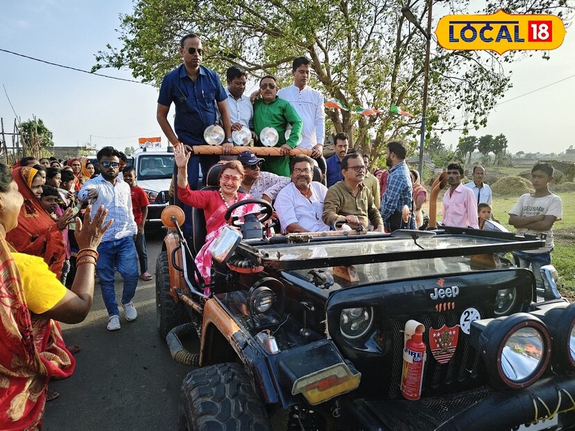 নলহাটি বিধানসভার সুহুদিঘী মোড় থেকে রুদ্রনগর পঞ্চায়েত পর্যন্ত হুডখোলা জিপে শতাব্দী নিজেই গাড়ি চালিয়ে গ্রামে গ্রামে প্রচার সারলেন।অভিনেত্রীকে পুরানো ছন্দে দেখতে বাড়ির মহিলা থেকে শুরু করে পুরুষ এক কথায় আট থেকে আশি সকলের ভিড় জমে রাস্তার ধারে ধারে। রাস্তার ধারে গাড়ি দাঁড় করিয়ে শতাব্দী কখনও জানতে চাইলেন লক্ষীর ভান্ডার পাচ্ছেন কিনা,আবার কোথাও বা গাড়ি দাঁড় করিয়ে জানতে চাইলেন তাদের কী কী অভাব অভিযোগ রয়েছে। তবে সব মিলিয়ে ভোট যত এগিয়ে আসছে। সরগরম হচ্ছে রাজ্য রাজনীতি।