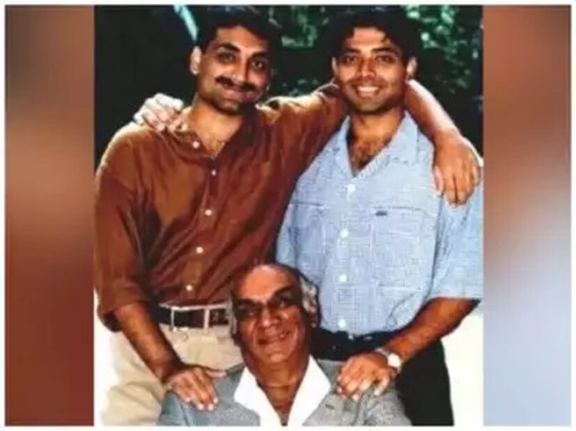 আবার বলিউডে ধনী এবং প্রভাবশালী পরিবারের কথা বলে যশ চোপড়ার পরিবাররে কথাও বলতে হয়। যশ রাজ ফিল্মসের প্রতিষ্ঠাতা যশ চোপড়ার পুত্র আদিত‍্য চোপড়া পরিচালনার সঙ্গেও যুক্ত। 