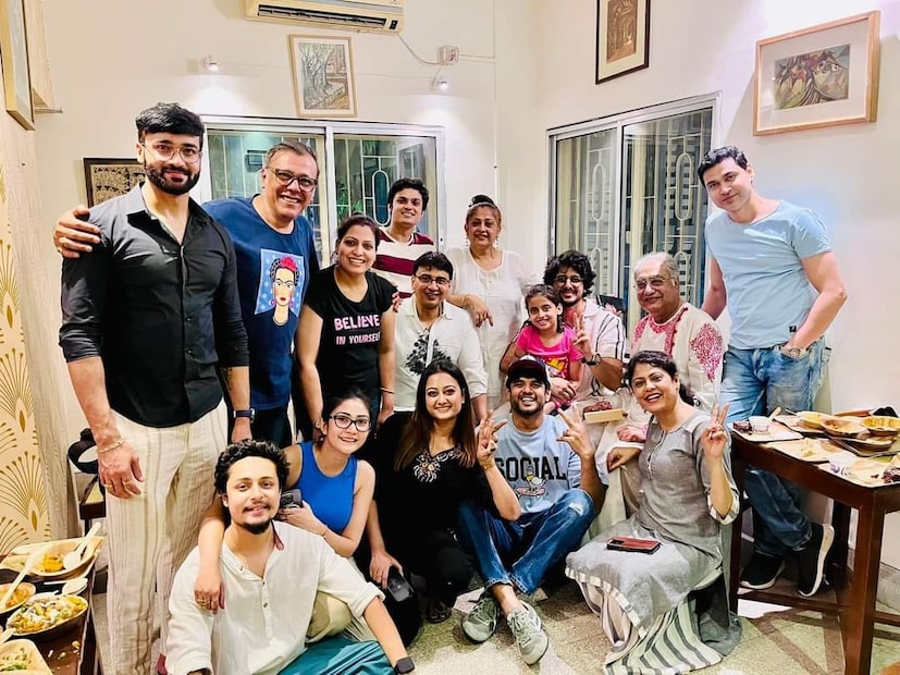 পয়লা বৈশাখে আদৃতের বাড়িতে বসেছিল  আসর। সেখানে দেখা মিলল কৌশিক চক্রবর্তী, বিশ্বজিৎ চক্রবর্তী, স্বাগতা বসু, লোপামুদ্রা সিনহা, অর্পিতা, তন্বী লাহা রায়, সৌরভ চট্টোপাধ্যায়, বিশ্বাবসু বিশ্বাস, ফাহিম মির্জাদের। ‘আমরা’ লিখে নিজের ফেসবুকে সেই ছবি শেয়ার করেছেন আদৃত। বাদ শুধু মিঠাই নিজেই।