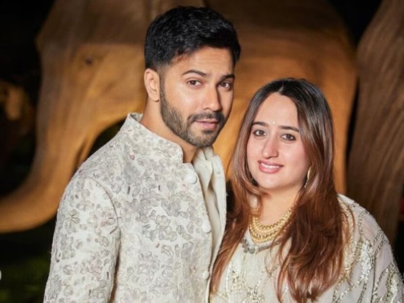 পাপারাৎজিদের জন্যও বরুণ-নাতাশার তরফে দেওয়া হয় বিশেষ কিছু উপহার। গোলাপি ব্যাগে প্যাক করা হয়েছিল সেগুলি।
