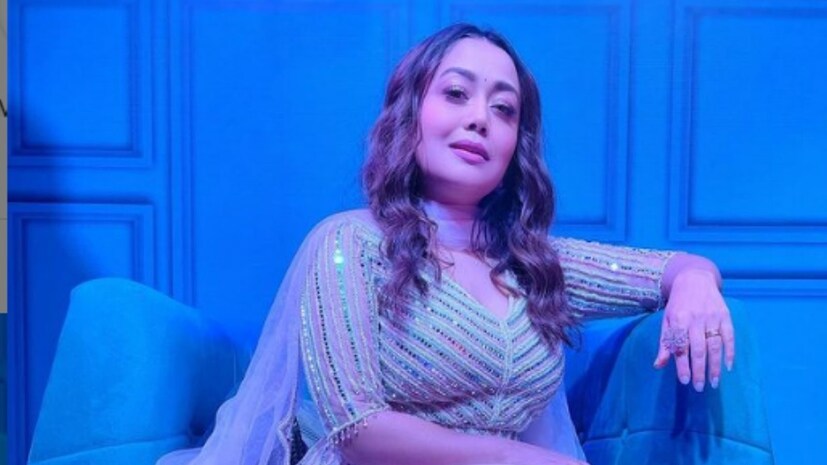 একেবারে নিম্ন মধ্যবিত্ত পরিবারের অত্যন্ত সাধারণ একটা মেয়ে ছিলেন নেহা। অভাবের মধ্য দিয়েই কেটেছে ছোটবেলা। বাবার সঙ্গে জাগরণে যাওয়ার স্মৃতি আজও মনে পড়েছে তাঁর। প্লেব্যাক সিঙ্গার সনু কক্করের ছোট বোন তিনি। তাঁদের একটা ভাইও রয়েছে, নাম টনি কক্কর। টনিও গায়ক।