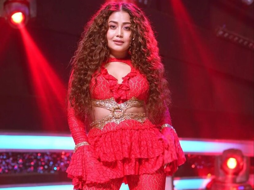 কিন্তু পুরনো স্মৃতি আজও ভোলেননি নেহা। গত বছর ইনস্টাগ্রাম অ্যাকাউন্টে দুটি ছবি শেয়ার করেন তিনি। একটি যেখানে তিনি একটি গ্র্যান্ড বাংলোর বাইরে পোজ দিচ্ছেন এবং আরেকটি ছবিতে, তিনি তার পুরনো বাড়ির পাশে দাঁড়িয়ে। অতীতকে আজও স্মরণ করেন। তাই হয়তো কোনও প্রতিযোগীর জীবন সংগ্রামের কথা শুনলে তাঁর চোখ ভিজে যায়। 