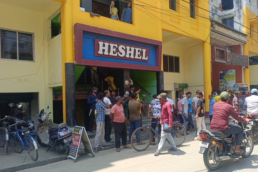 দেশ বিদেশে খ্যাতি অর্জন করেছেন গায়ক অরিজিৎ সিং। মুর্শিদাবাদ জেলার ভুমিপুত্র গায়ক অরিজিৎ সিং। যাকে এক নামে সবাই চেনে। কিন্তু জানেন কী, গান বাদে আরও সামাজিক কর্মকান্ডে জড়িত তিনি। বৃহস্পতিবার তাঁর জন্মদিন সম্পন্ন হয়েছে। (কৌশিক অধিকারী)