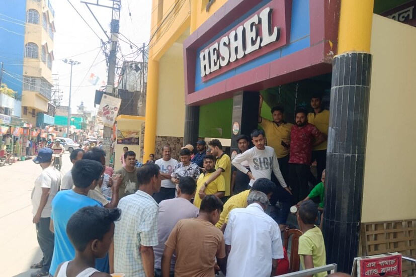সঙ্গীত জগতে তাঁর খ্যাতির পাশাপাশি এ বার তাঁর পারিবারিক রেস্তোরাঁ হেঁশেলের সুনাম বাড়ছে গোটা রাজ্য জুড়ে। জেলা, রাজ্য ছাড়িয়ে দেশ বিদেশে ছড়িয়ে পড়েছে জিয়াগঞ্জের হেঁশেলের সুখ্যাতি। পথ চলতি সাধারণ মানুষের যখন গলা শুকিয়ে কাঠ, এক গ্লাস জলের জন্য প্রাণ অষ্ঠাগত, তখন অরিজিৎ সিং তার পরিবারের পরিচালনা করা হেঁশেল গ্লুকোজ দেওয়া ঠান্ডা জল তুলে দিচ্ছেন সকলকেই।