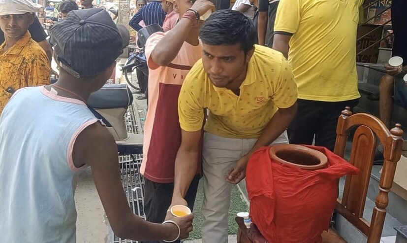 তাই হেঁশেল-এ আগত অনেক অতিথিই যান গায়ককে দেখার আশায়। তবে পথ চলতি সাধারণ মানুষের কথা মাথায় রেখে গ্লুকোজ ও ঠান্ডা জলের ব্যবস্থা গ্রহণ করা হয়েছে। যাকে সাধুবাদ জানাচ্ছেন শহরবাসী।