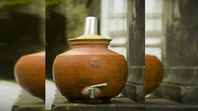 গ্রীষ্মে জল দ্রুত ঠান্ডা রাখতে, আপনার পাত্রের ভাল করে যত্ন নেওয়া উচিত। পাত্রের চারপাশে একটি কাপড় জড়িয়ে রাখুন এতে পাত্রের জল ঠান্ডা থাকে তবে আপনার এই জিনিসটি মাথায় রাখা উচিত যে আপনি প্রতিদিন এই কাপড়টি ধুয়ে রাখতে হলে। এটি না করলে ছত্রাক এবং ব্যাকটেরিয়া সংক্রমণের মতো সমস্যায় পড়তে হতে পারে।