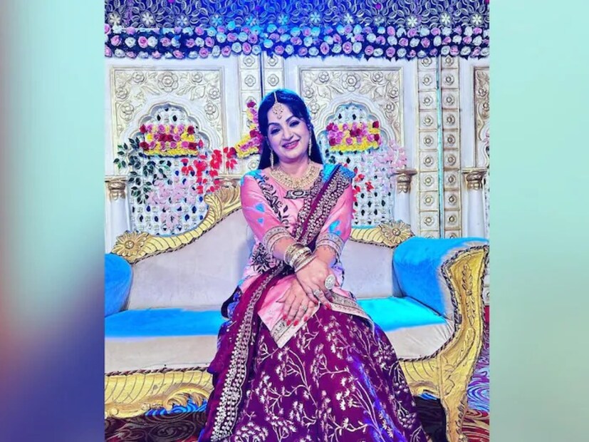 যদিও অনিল কাপুরের বিপরীতে সেই ছবি নায়িকার হাতছাড়া হয়। তিনি পরে ভাল ছবি হাতছাড়া হওয়ায় কান্নাকাটিও করেছিলেন। অভিনেত্রীর কথায়, ‘‘আমি উনাকে বলেছিলাম আপনি আমার বাবার বয়সী। আমাকে নিয়ে এমন ভাবলেন কী করে। এ ঘটনার পর ৭ দিন ঘর বেরোইনি। প্রচুর কেঁদেছি। আমার মা আমাকে সাহস দিয়েছিলেন।’’