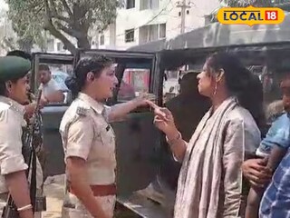 রাস্তায় দাঁড়িয়ে অফিসারের ক্লাস নিলেন বিবাহিত মহিলা