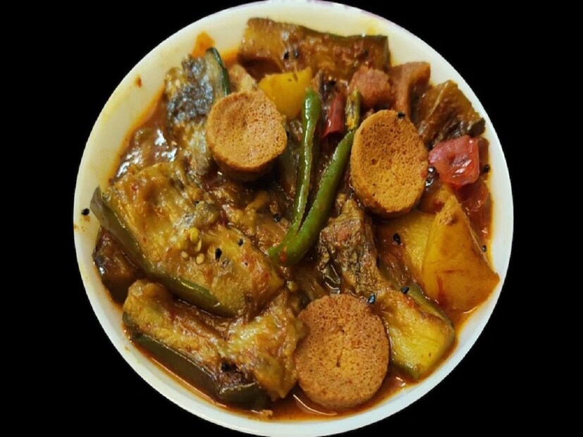 পৃথিবীর সব থেকে জঘন্য ১০০টি খাবারের তালিকা প্রকাশ্যে আনা হয়েছে। সেখানে রয়েছে আলু বেগুনের তরকারিও! টেস্ট অ্যাটলাসের এই ১০০ টি জঘন্য খাবারের মধ্যে ৬০ নম্বর স্থানে আছে আলু বেগুনের তরকারি। তবে পৃথিবীর সব থেকে জঘন্য ১০ খাবার কোনগুলি? 