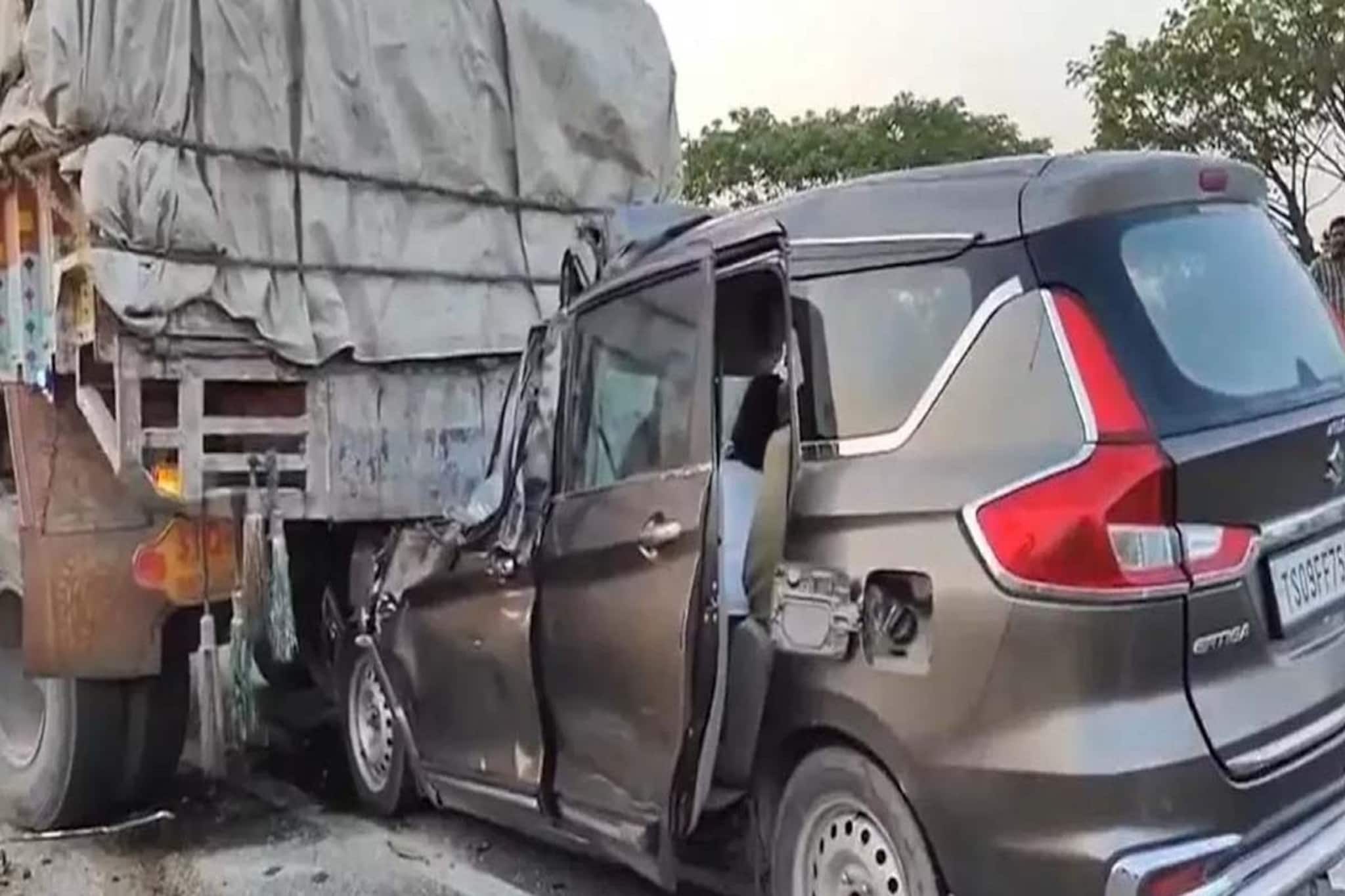 গাড়িতে তখন সবাই গল্পে মশগুল, হঠাৎ ভয়াবহ ঘটনা! ঘটনাস্থলেই মৃত্যু ৬ জনের