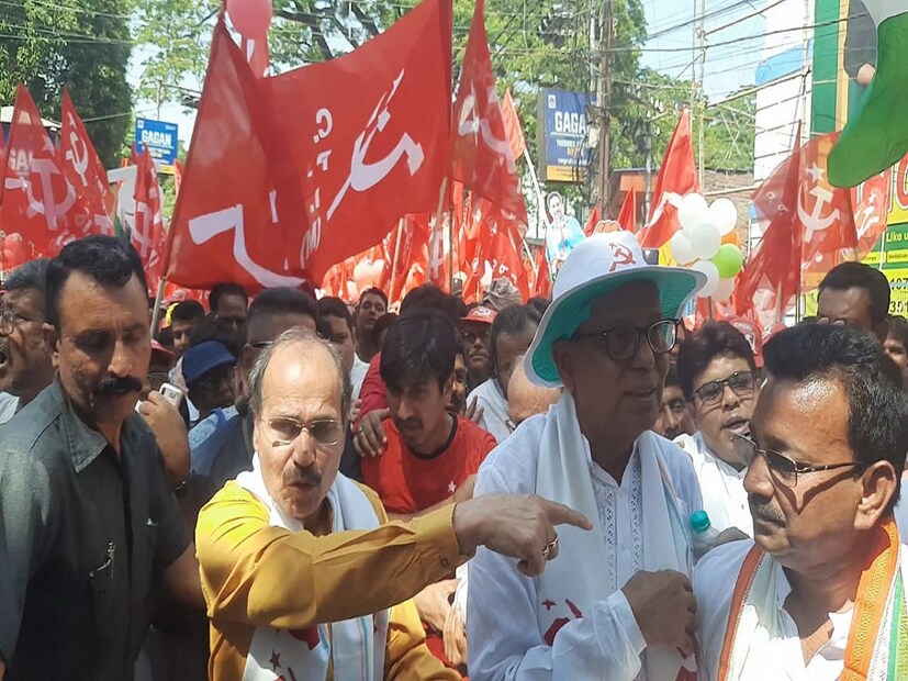 মুর্শিদাবাদ লোকসভা কেন্দ্রের জোট প্রার্থী মহম্মদ সেলিম সহ জঙ্গিপুর লোকসভা কেন্দ্রের কংগ্রেসের প্রার্থী মুর্তজা হোসেন পায়ে হেঁটে তারা একসঙ্গে মিছিল করে এসে প্রশাসনিক ভবনের বাইরে মিছিল শেষ করে।