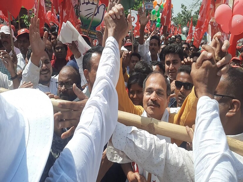 পাঁচজনের প্রতিনিধি হিসেবে তারা মনোনয়নপত্র দাখিল করতে ভেতরে আসেন এছাড়াও মিছিলে উপস্থিত ছিলেন নেতা ও কর্মীরা।