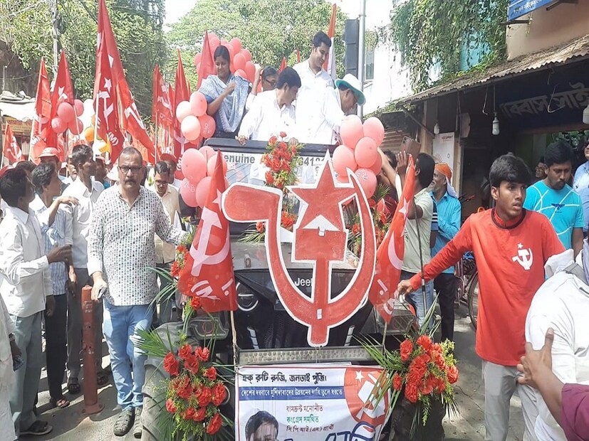 মুর্শিদাবাদ ও জঙ্গিপুর লোকসভা কেন্দ্রের নির্বাচন আগামী তৃতীয় দফায়। ইতি মধ্যেই জমে উঠেছে ভোটের নির্বাচনী প্রচার। বৃহস্পতিবার বর্ণাঢ্য শোভাযাত্রা ও পদযাত্রার মধ্যে দিয়েই মনোনয়ন পত্র জমা দেওয়া হল বহরমপুরে জেলা শাসক কার্যালয়ে।