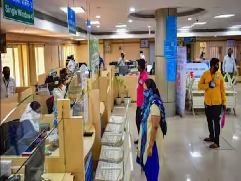 স্বাধীন ভারতের কেন্দ্রীয় ব্যাঙ্কিং সংস্থা ভারতীয় রিজার্ভ ব্যাঙ্ক ১৯৫৫ সালের ৩০ এপ্রিল ইম্পিরিয়াল ব্যাঙ্ক অফ ইন্ডিয়া অধিগ্রহণ করে নেয় এবং এই ব্যাঙ্কের নামকরণ করা হয় স্টেট ব্যাঙ্ক অফ ইন্ডিয়া।
