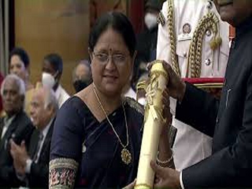 এমনকি প্রতি বছর তিনি গরীব মানুষদের জন্য বস্ত্র বিতরণ করেন শীতের সময়। ১৫টিরও বেশি পঙ্গু হাসপাতাল খুলেছেন তিনি, যেখানে বিকলাঙ্গ মানুষেরা বিনামূল্যে চিকিৎসা পান।