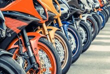 Mileage Bikes : রোজ ১০ কিলোমিটার যাতায়াত করেন, তা হলে কত সিসির বাইক কেনা লাভজনক? মাইলেজের হিসেব বুঝে নিন