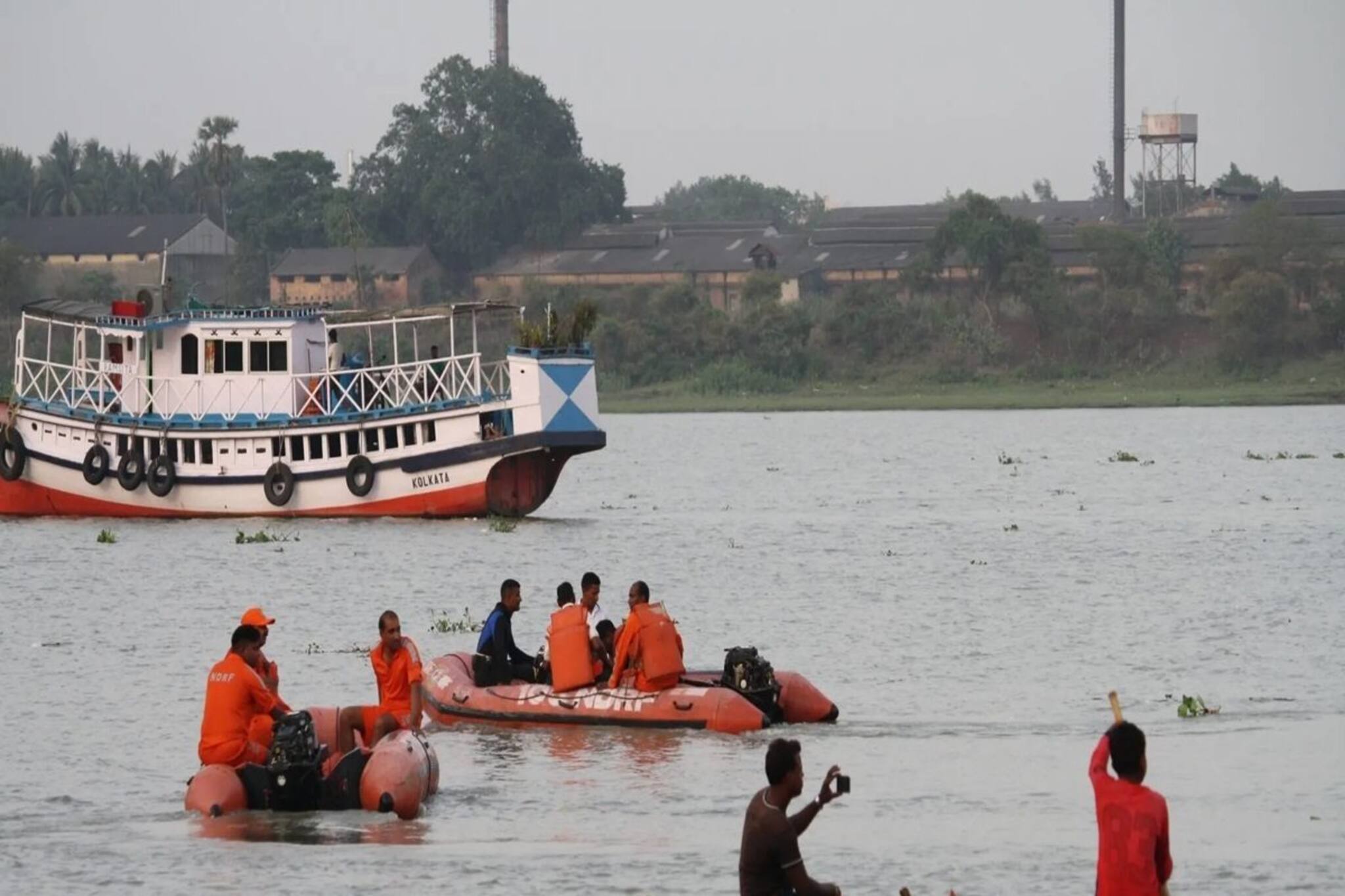 বান্ধবীকে নিয়ে নৌকায় তুমুল মদ্যপান, হঠাৎ বার্জে ধাক্কা! তারপর ৬ জনের যা হল...