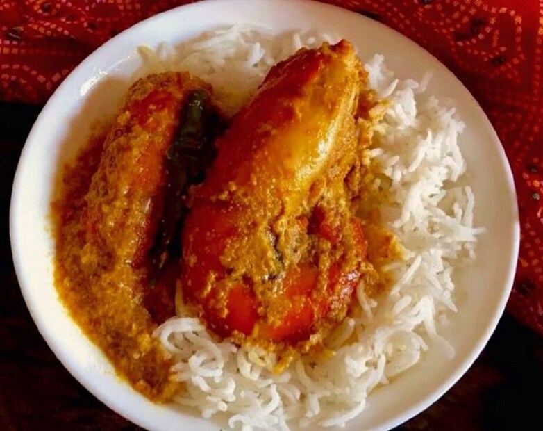এই গরমে গলদা চিংড়ির মালাইকারির বদলে খান গলদা চিংড়ির রসা।খুব কম সময়ে মাত্র ১০ মিনিটেই এই রসা তৈরি করতে পারবেন আপনি। এই রসা খেতে একেবারেই মালাইকারির মত, কিন্তু পদ্ধতি অনেক সহজ। (নবাব মল্লিক)