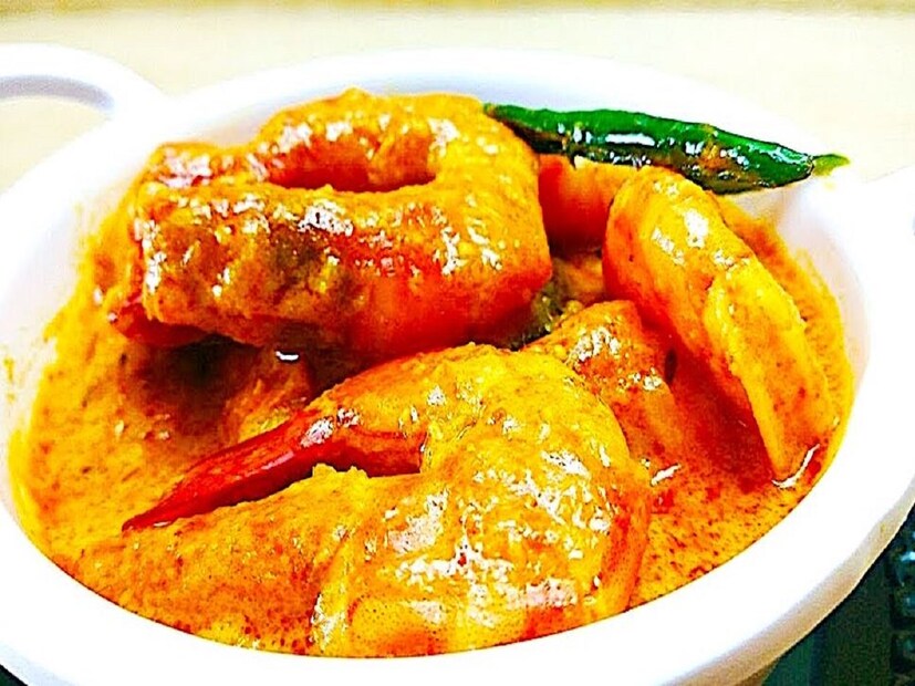 এবার এর মধ্যে সেই ভাজা চিংড়ি মিশিয়ে দিতে হবে। সাবধানে চিংড়ি মাছ এপিঠ-ওপিঠ করে নিতে হবে। এরপর ঢাকা দিয়ে ৫ মিনিট রান্না করতে হবে।