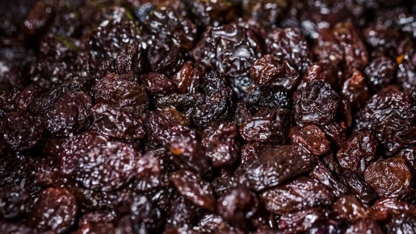 ওষুধ বিষূধের পরিবর্তে প্রতিদিন নানা ধরণের শুকনো ফল খেলে শরীরের অনেক সমস্যা অনেকাংশে দূরে থাকে। চিকিৎসকেরা বলেন, শরীর দুর্বল বোধ করলে বিশেষ বিশেষ কিছু ড্রাইফ্রুট খাওয়া উচিত।