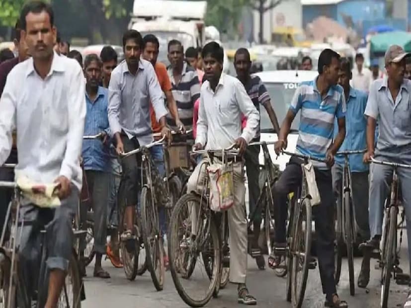 বলতে পারবেন কোন রাজ্য? নামটা শুনলে আপনি নিশ্চয় চমকে উঠবেন। পশ্চিমবঙ্গ পেয়েছে এই তকমা। ২০১৯ থেকে ২০২১ জাতীয় স্বাস্থ্য সার্ভের রিপোর্ট অনুযায়ী। পশ্চিমবঙ্গের ৭৮.৯% পরিবারে আছে দু চাকার সাইকেল। রাজ্য সরকারের ‘সবুজ সাথী’ প্রকল্পের কারণে এই নজির।