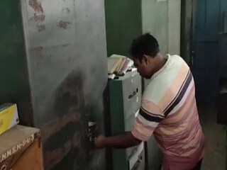 আলমারিতে কী মিলল (প্রতীকী চিত্র)