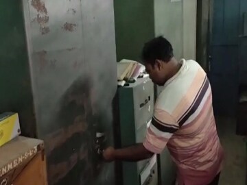 আলমারিতে কী মিলল (প্রতীকী চিত্র)