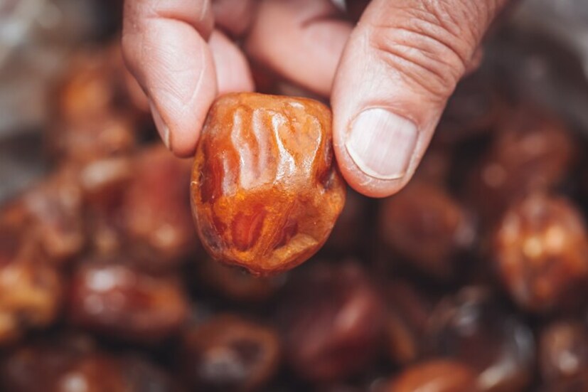 এক্ষেত্রে খালি পেটে খেজুর খেলে চমকপ্রদ উপকার পাওয়া যায়। খেজুর শরীরের জন্য খুবই উপকারী। আপনার এটি প্রতিদিন খালি পেটে খাওয়া উচিত। আপনাকে জানিয়ে রাখি, এই ড্রাইফ্রুটের অনেক গুণ রয়েছে যা শরীরের জন্য খুবই গুরুত্বপূর্ণ।