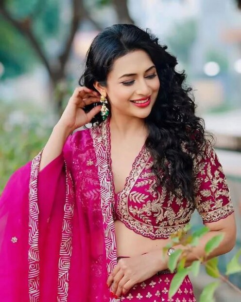 বলিউডে সাফল্য, সম্পদ, খ্যাতি একেবারেই সহজে আসে না। কঠোর পরিশ্রমের পাশাপাশি ভাগ্যও সঙ্গ দিতে হয়৷ এমনই ঘটেছিল এই অভিনেত্রীর সঙ্গে৷ অভিনয় করব না করব না করেই, তিনি পা রাখেন হিন্দি সিরিয়াল জগতে৷ এমনকী বলিউডে কাজ করার পাশাপাশি সুযোগ পান অমিতাভ বচ্চনের সঙ্গে স্ক্রিন শেয়ার করার সুযোগও পান৷ কে এই অভিনেত্রী? 